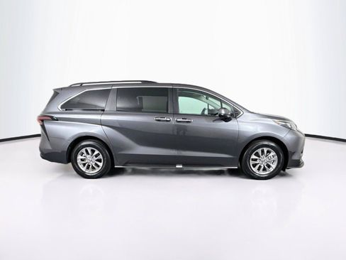 Certified 2025 Toyota Sienna XLE FWD image 11
