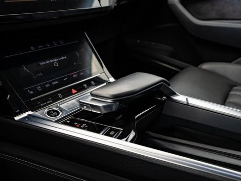 Used 2021 Audi e-tron Prestige w/ Prestige Package image 39