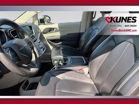 Used 2023 Chrysler Pacifica Touring-L FWD image 22