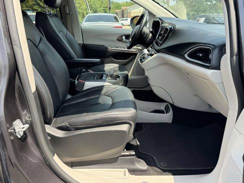 Used 2019 Chrysler Pacifica Touring-L FWD image 14