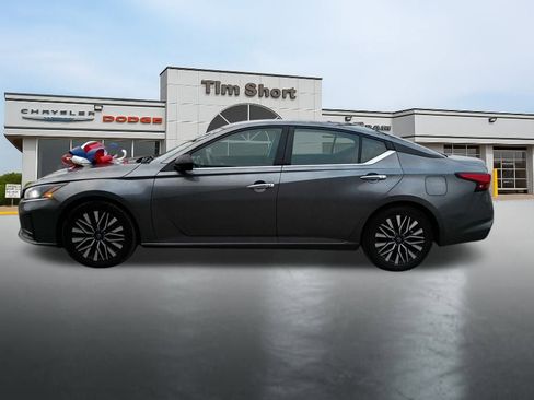 Used 2024 Nissan Altima 2.5 SV image 2