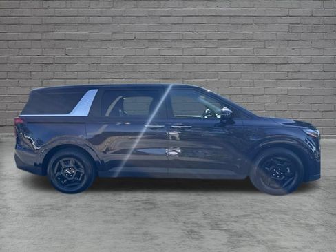 Used 2025 Kia Carnival FWD image 9