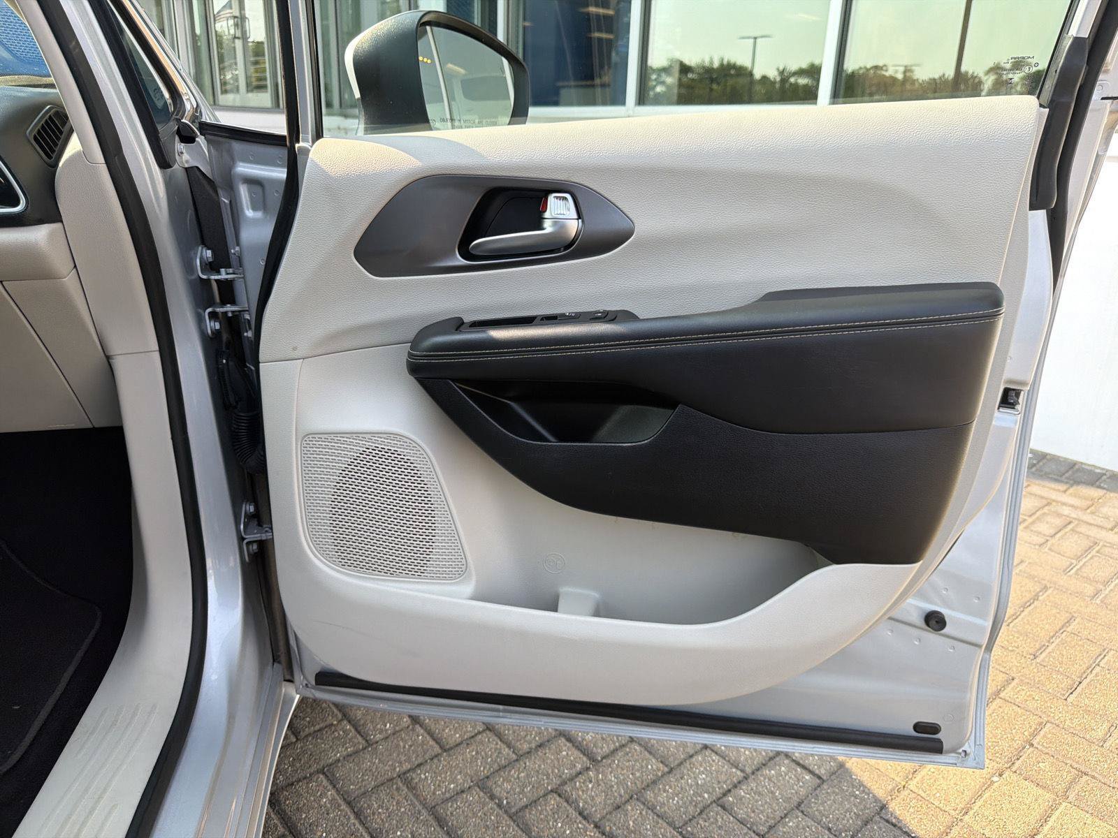 Used 2023 Chrysler Pacifica Touring-L FWD image 33