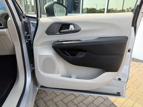 Used 2023 Chrysler Pacifica Touring-L FWD image 33