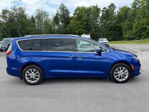 Used 2021 Chrysler Pacifica Touring-L w/ Uconnect Theater Family Group AWD/4WD image 6