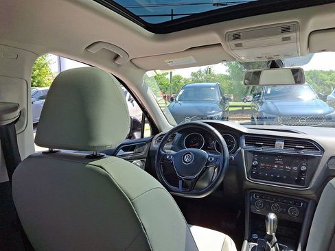 Used 2019 Volkswagen Tiguan SE w/ Panoramic Sunroof Package FWD image 15