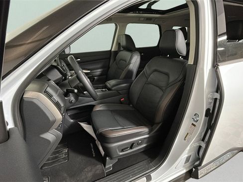 Used 2025 Nissan Pathfinder Platinum image 21