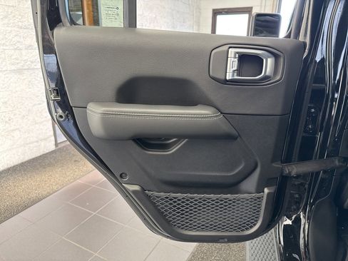 Used 2022 Jeep Wrangler Unlimited Sahara w/ Cold Weather Group image 39