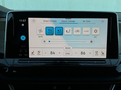 Used 2025 Volkswagen Atlas SE image 30