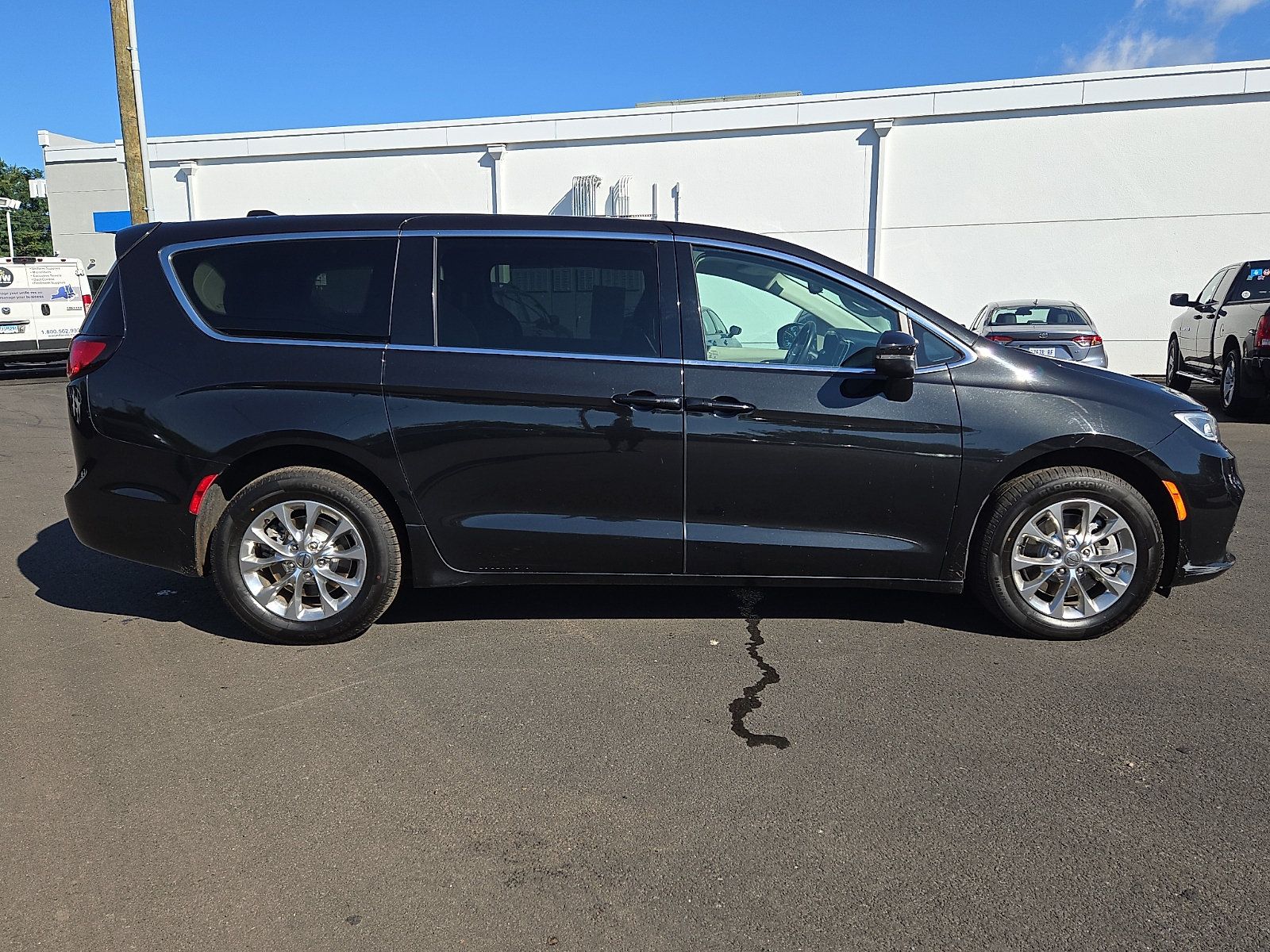 Used 2023 Chrysler Pacifica Touring-L AWD/4WD image 7
