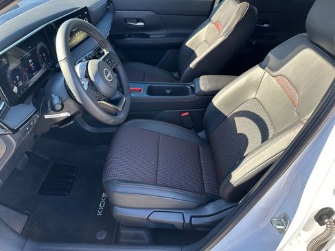 Used 2025 Nissan Kicks SR image 9
