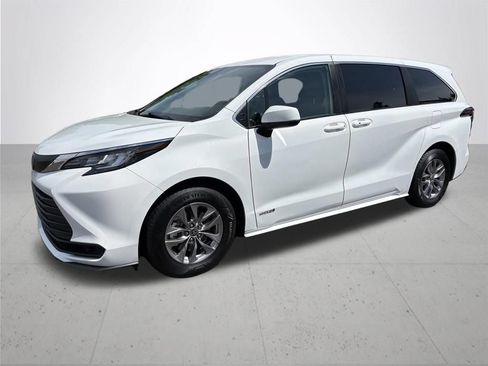 Used 2021 Toyota Sienna LE FWD image 2