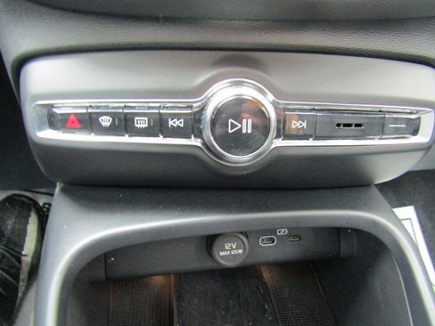 Used 2024 Volvo XC40 B5 Plus AWD/4WD image 22