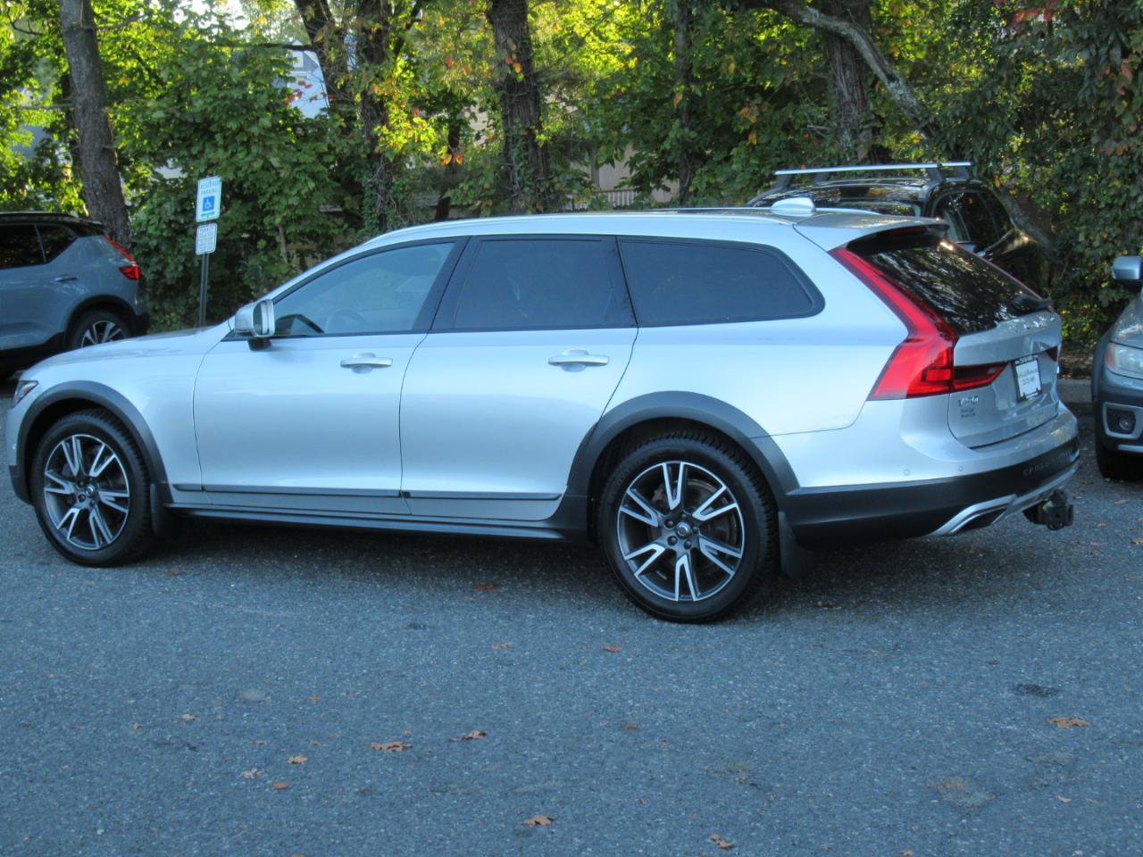 Used 2019 Volvo V90 T6 Cross Country w/ Advanced Package AWD/4WD image 3