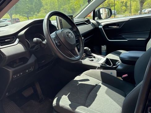 Used 2021 Toyota RAV4 XLE w/ Convenience Package image 5