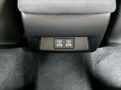 Used 2025 Toyota Corolla LE image 31