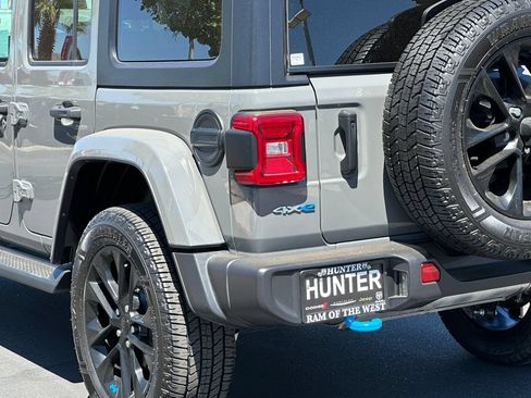 Used 2022 Jeep Wrangler Unlimited Sahara w/ Cold Weather Group AWD/4WD image 5
