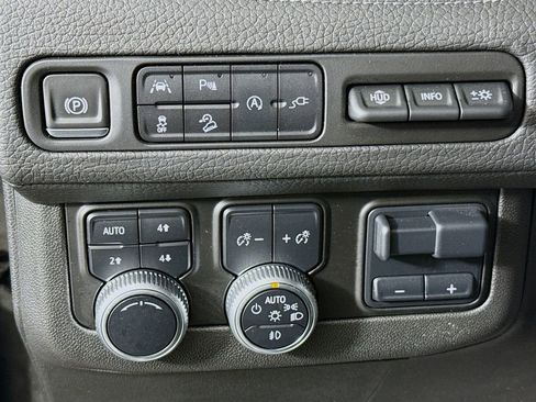 Used 2021 GMC Yukon Denali w/ Denali Premium Package image 10