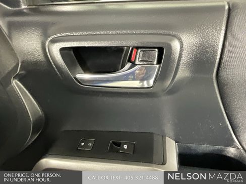 Used 2018 Toyota Tacoma TRD Off-Road image 17