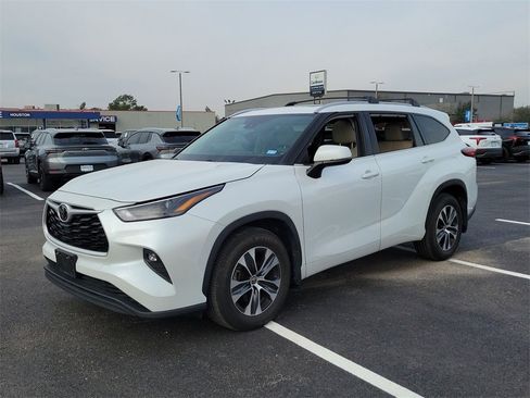 Used 2022 Toyota Highlander XLE image 13