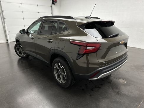 Used 2024 Chevrolet Trax LT w/ Sunroof Package image 7