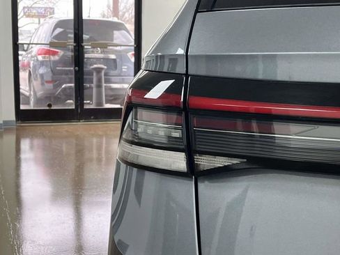 Used 2025 Volkswagen Taos SE AWD/4WD image 12
