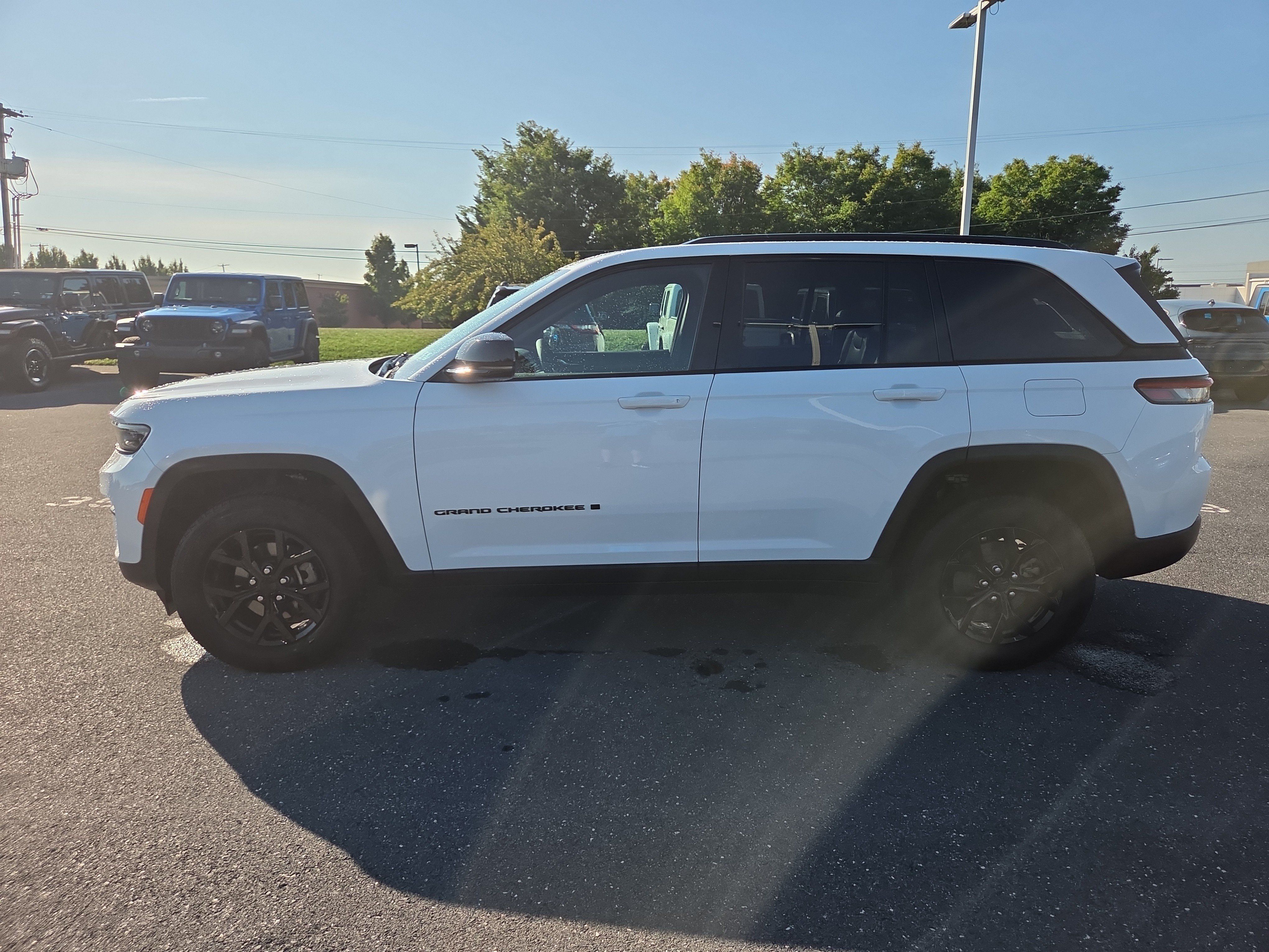 Used 2024 Jeep Grand Cherokee Altitude AWD/4WD image 10