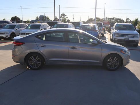 Used 2017 Hyundai Elantra SE image 6