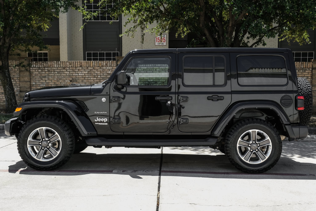 Used 2022 Jeep Wrangler Unlimited Sahara w/ LED Lighting Group AWD/4WD image 21