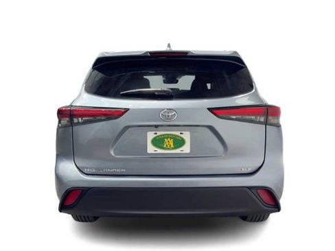Used 2023 Toyota Highlander XLE FWD image 3