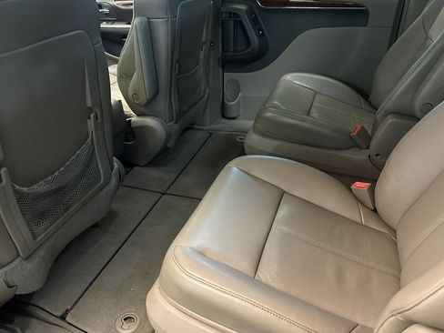 Used 2012 Chrysler Town & Country Limited w/ Luxury Group FWD image 12