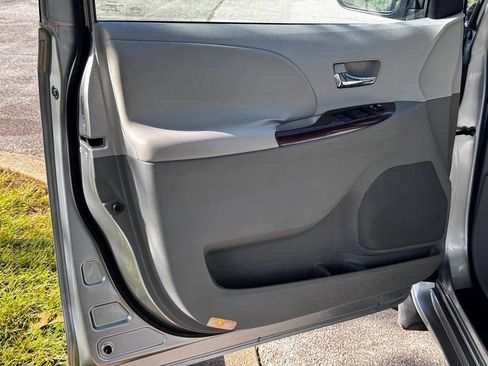 Used 2011 Toyota Sienna XLE FWD image 12