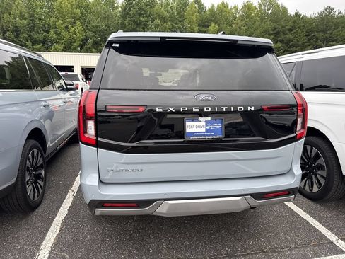 Used 2025 Ford Expedition Platinum AWD/4WD image 17