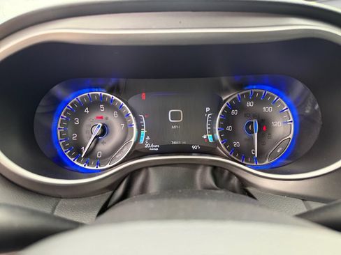 Used 2023 Chrysler Pacifica Touring-L FWD image 13