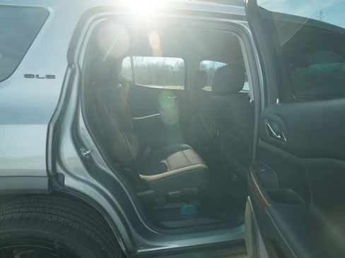 Used 2023 GMC Acadia SLE w/ Driver Convenience Package image 22