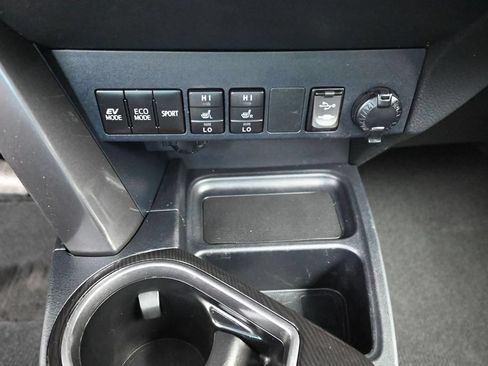 Used 2018 Toyota RAV4 SE AWD/4WD image 19