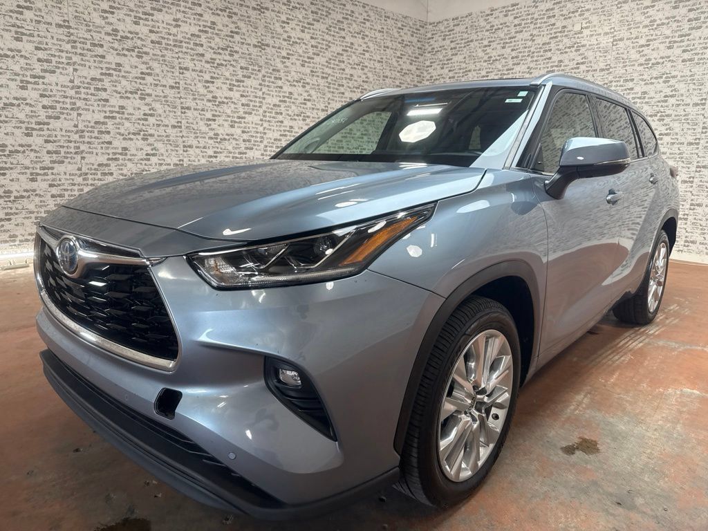 Used 2023 Toyota Highlander Limited FWD image 3