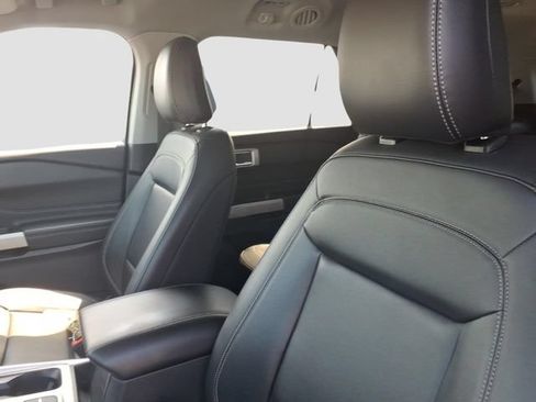 Used 2024 Ford Explorer XLT w/ Equipment Group 202A RWD image 17
