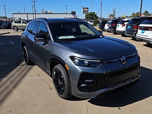 New 2026 Volkswagen Tiguan SE R-Line image 3