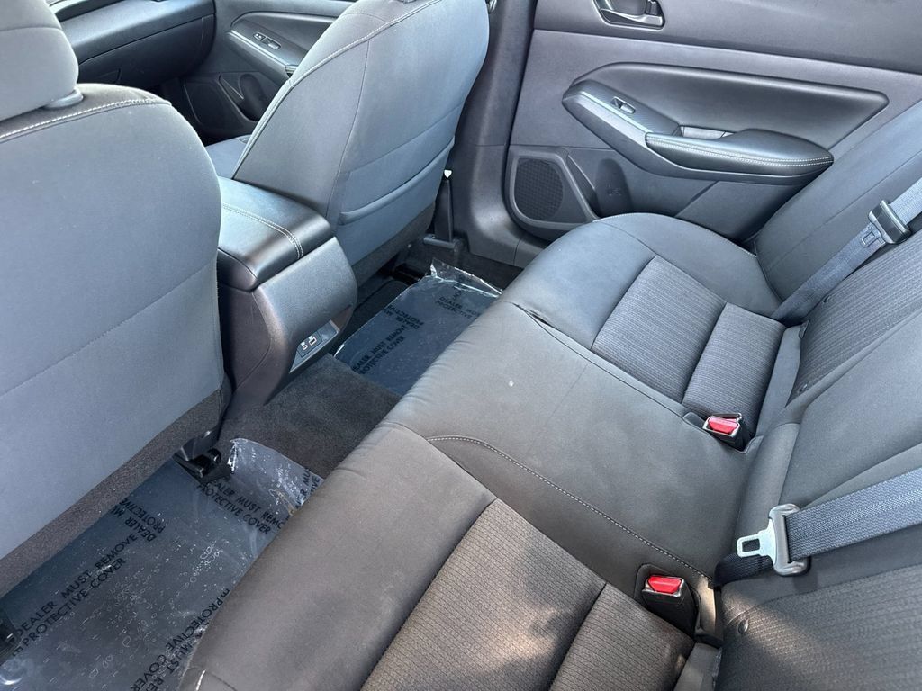 Used 2025 Nissan Altima 2.5 SV FWD image 11