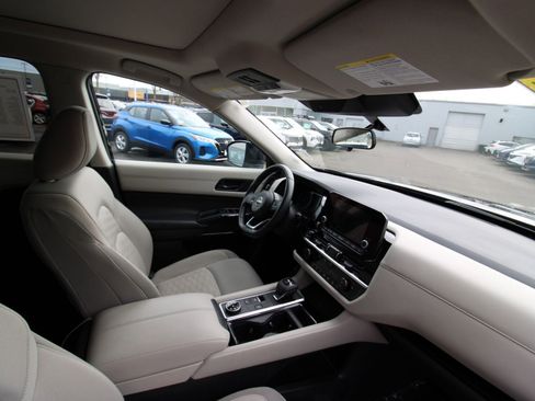 Used 2024 Nissan Pathfinder SV w/ SV Premium Package image 19