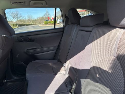 Used 2022 Toyota Highlander LE image 11