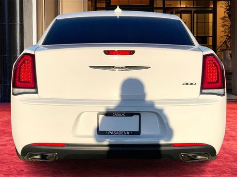 Used 2022 Chrysler 300 Touring w/ Sport Appearance Package image 5