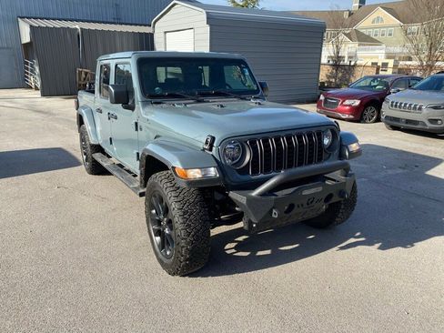 Used 2024 Jeep Gladiator Sport image 3