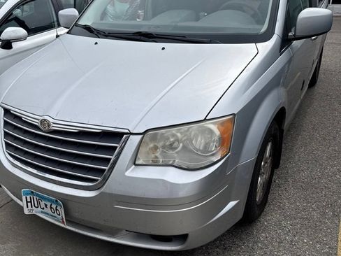 Used 2009 Chrysler Town & Country Touring FWD image 4