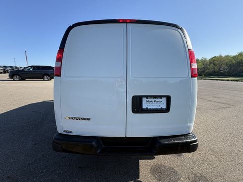Used 2020 Chevrolet Express 3500 Extended w/ Driver Convenience Package RWD image 4