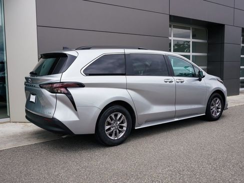 Used 2025 Toyota Sienna XLE FWD image 4