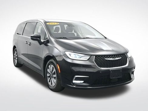 Used 2023 Chrysler Pacifica Touring-L FWD image 3