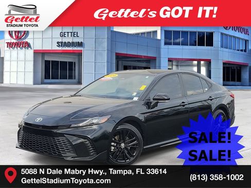 Used 2025 Toyota Camry SE image 1