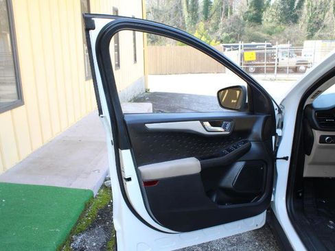 Used 2020 Ford Escape SE image 17